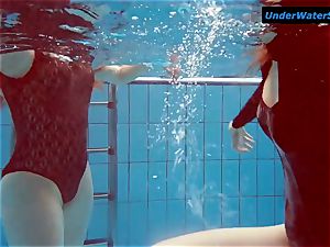 2 red-hot teens underwater