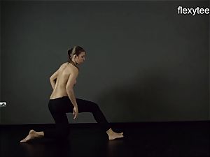 FlexyTeens - Zina demonstrates limber bare body